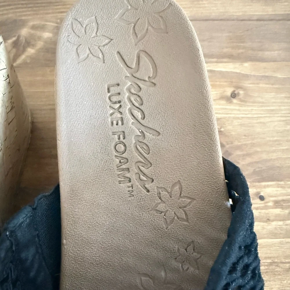 Skechers Luxe Foam Wedge Sandals, size 8.5 Black - Picture 7 of 7